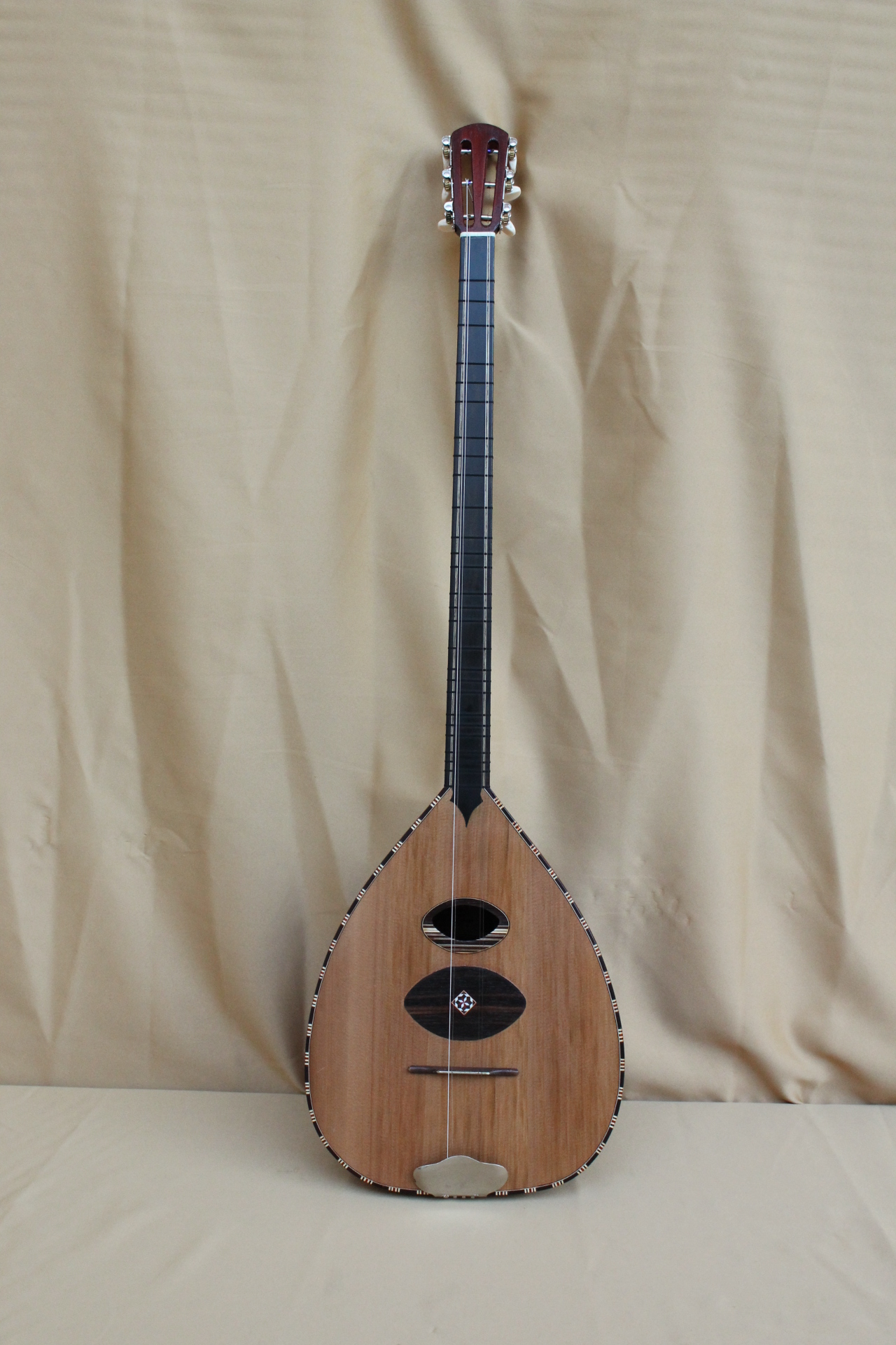 1318 البزق الاحمر